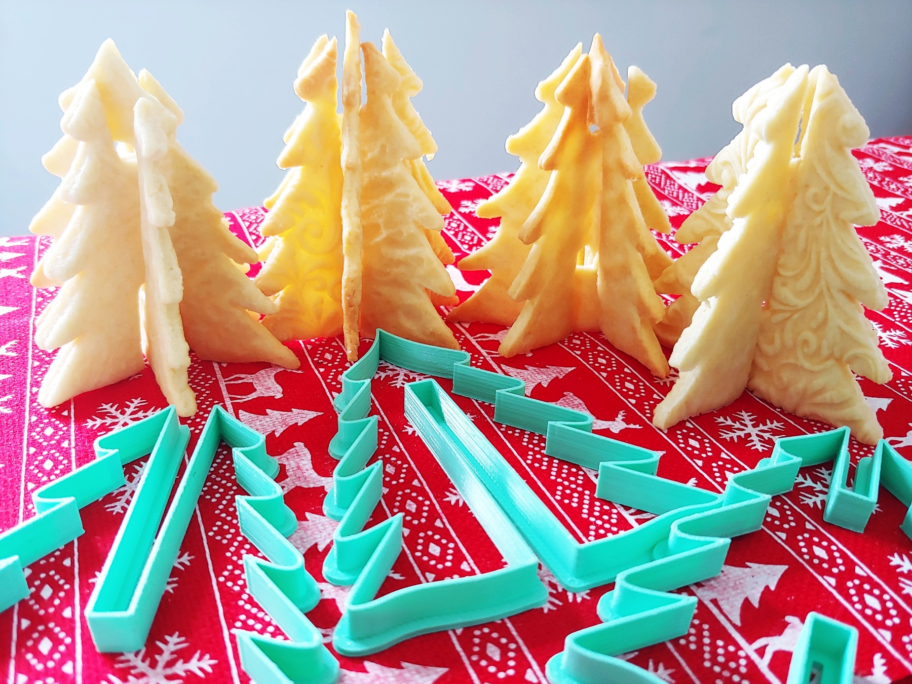 Giallo ZNABHNG Formine Biscotti Natalizie 3D Natale 18 Pezzi Stampi in Acciaio Inossidabile 3D Stampi Biscotti Natalizio Formine per Biscotti per Bambini DIY 